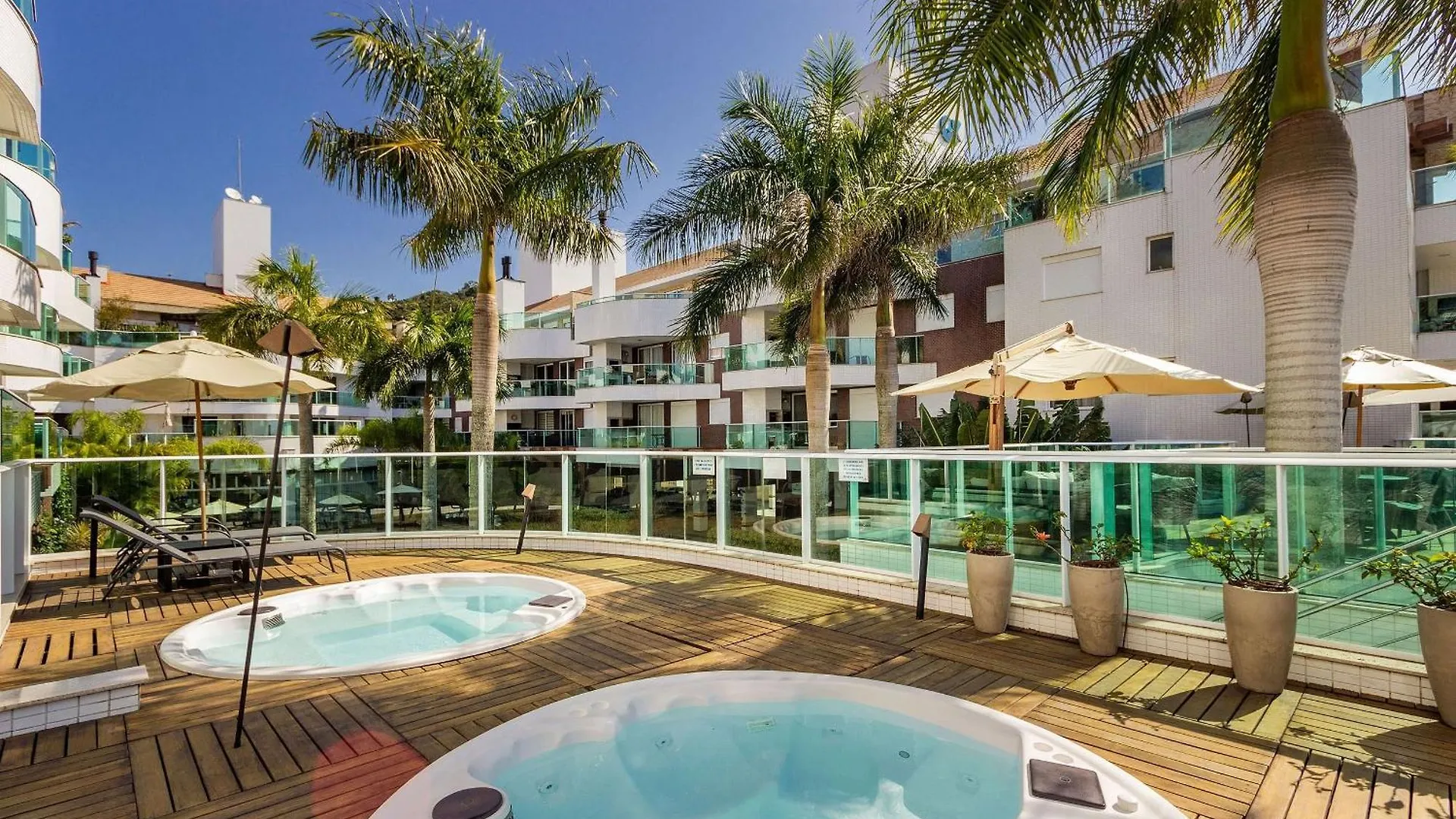 Boulevard 218D - Excelente Apartamento Em Condominio De Luxo No Centro De Bombinhas - Piscina - Jacuzzi - Academia - Portaria 24H.