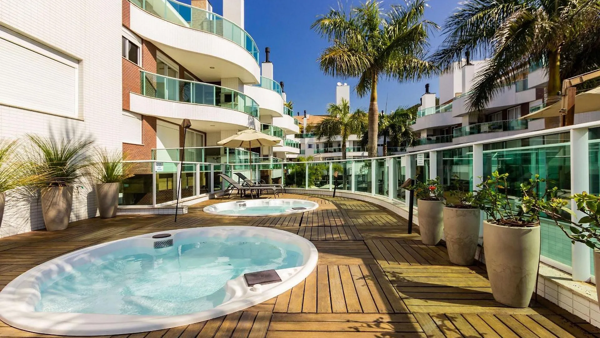 Boulevard Bombinhas: Beachfront Luxury with Pool, Jacuzzi & 24/7 Security Apartment