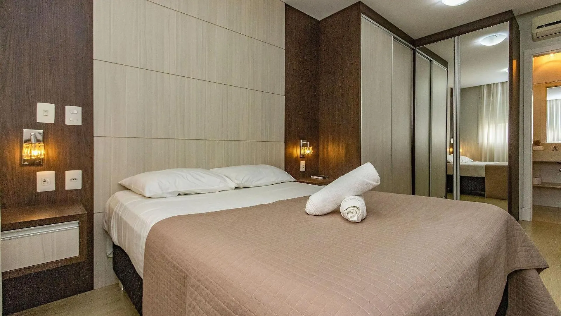 Apartment Boulevard Bombinhas: Beachfront Luxury with Pool, Jacuzzi & 24/7 Security