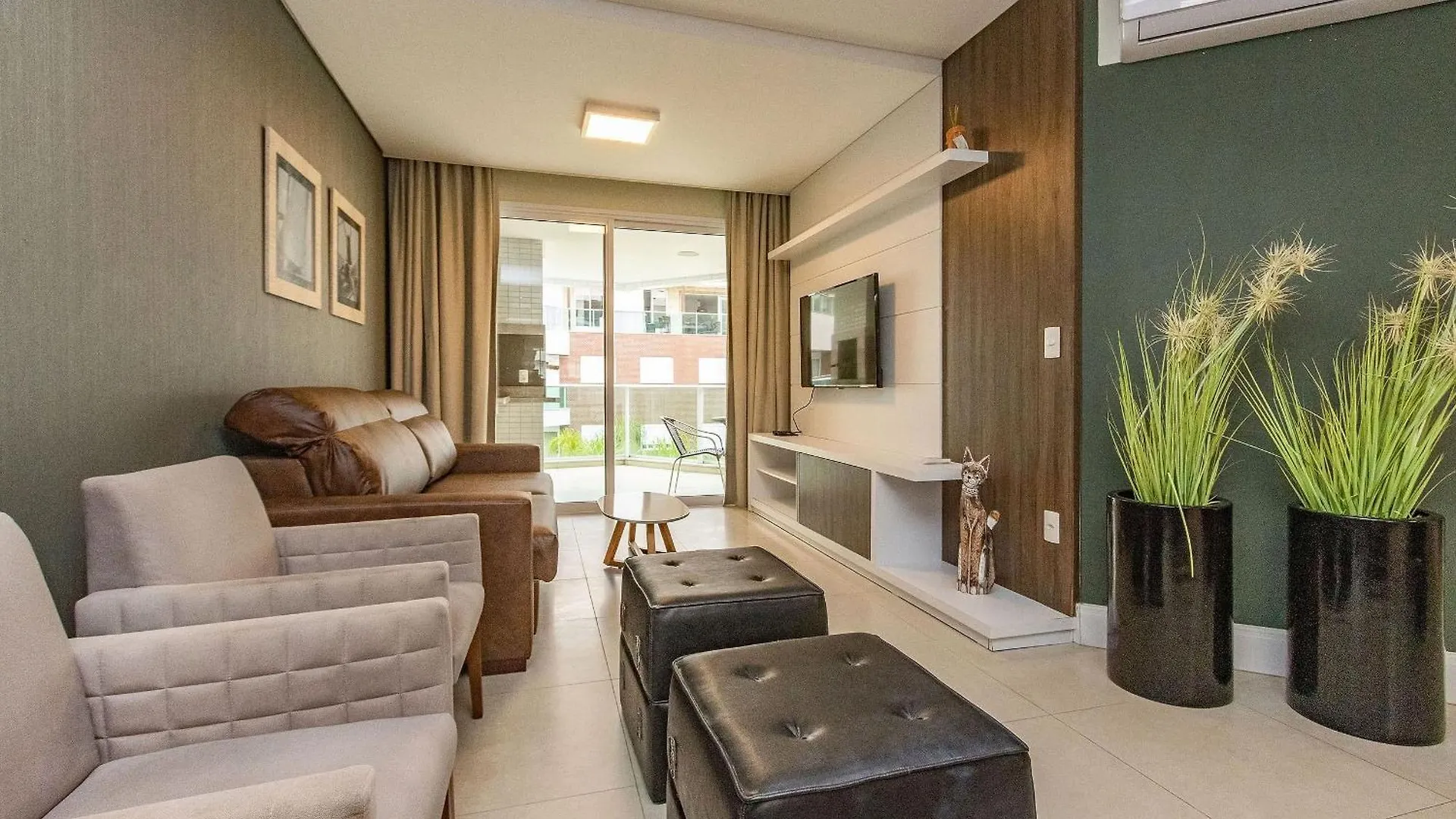 Boulevard Bombinhas: Beachfront Luxury with Pool, Jacuzzi & 24/7 Security 0*, Bombinhas