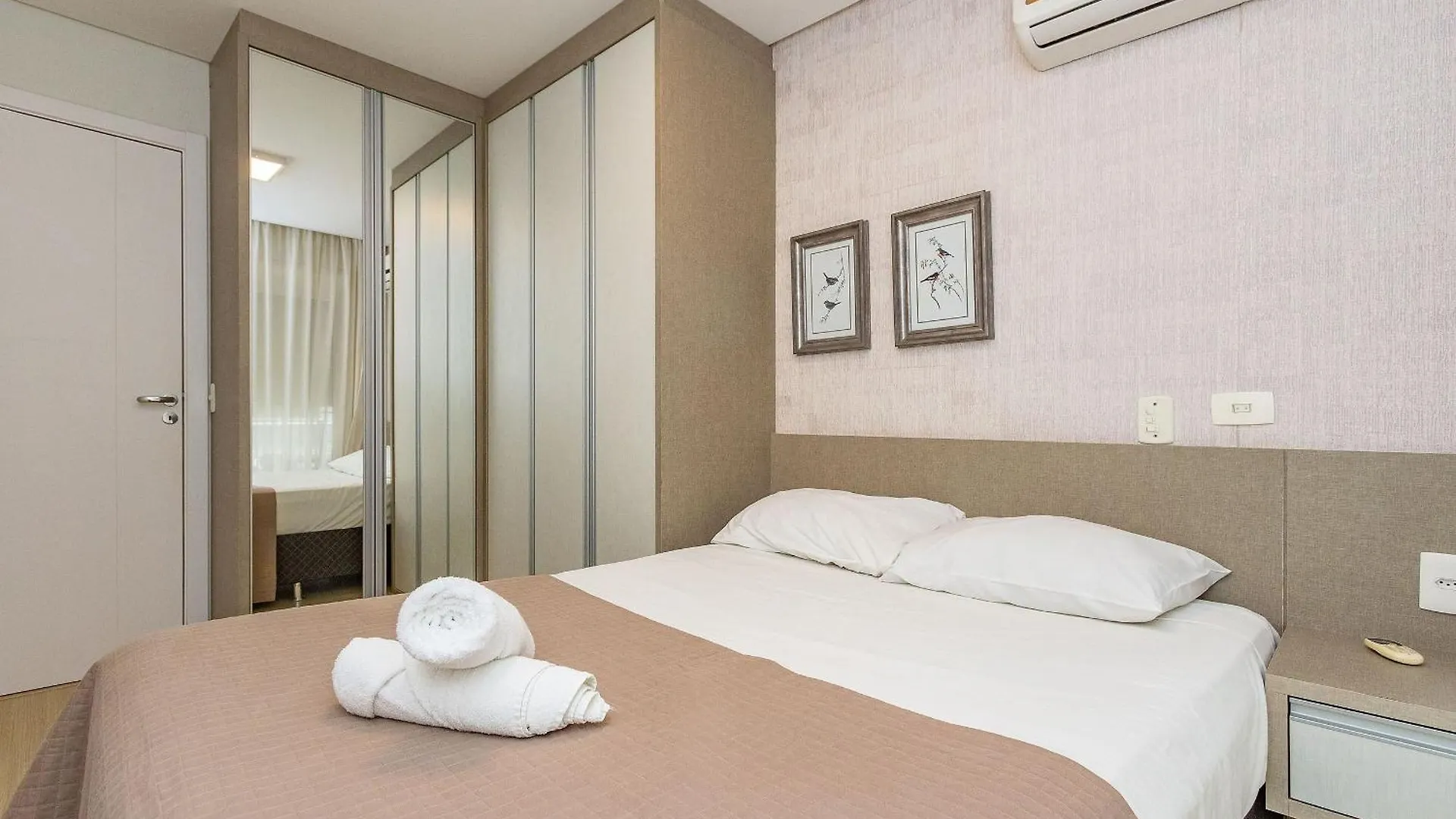Boulevard Bombinhas: Beachfront Luxury with Pool, Jacuzzi & 24/7 Security 0*, Bombinhas