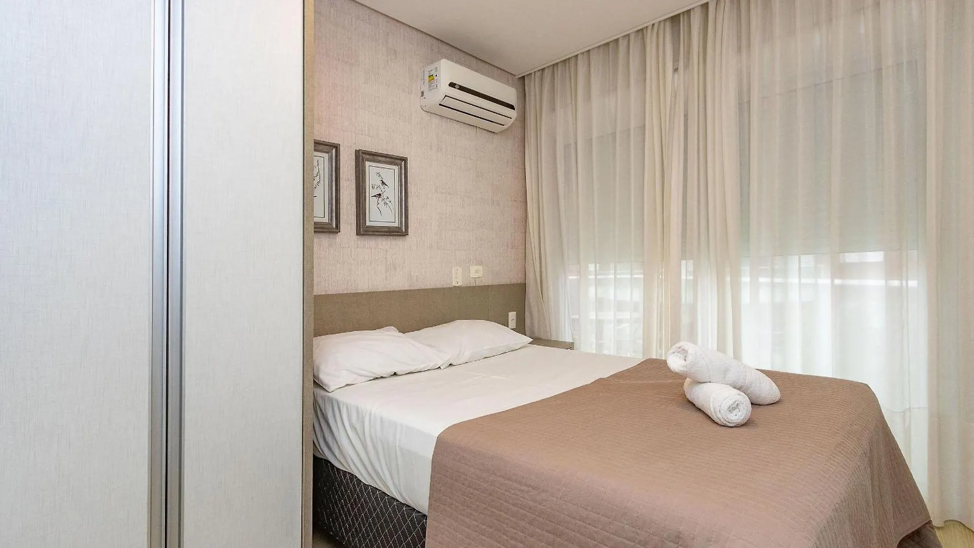 Boulevard Bombinhas: Beachfront Luxury with Pool, Jacuzzi & 24/7 Security Brazil