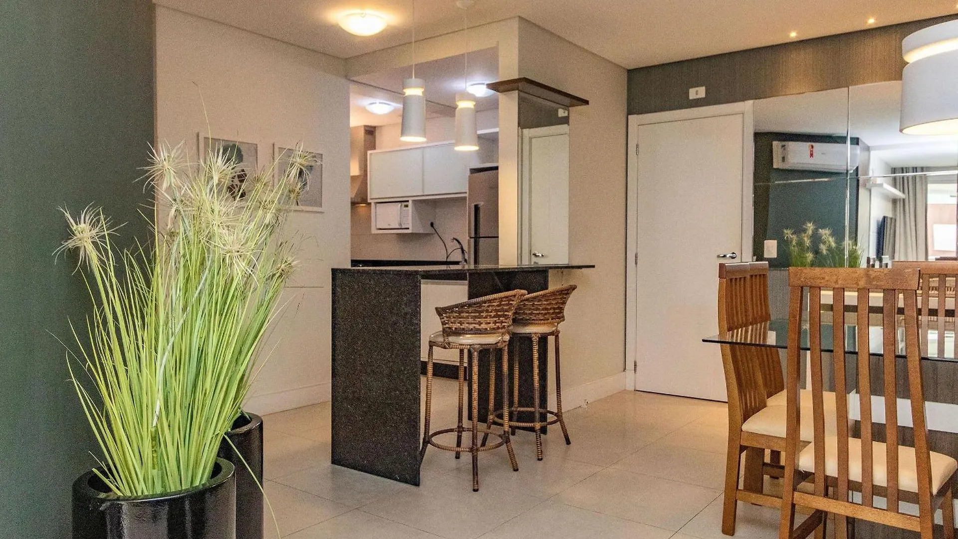 Boulevard Bombinhas: Beachfront Luxury with Pool, Jacuzzi & 24/7 Security Apartment Bombinhas